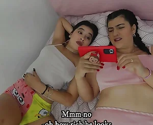 Bi stepsisters get insane witnessing a all girl vid - Porn in Spanish